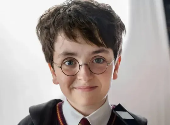 Novo Harry Potter aparece com uniforme: HBO inicia as gravações da série