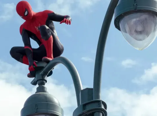 Tom Holland retorna às origens: “Homem-Aranha 4” promete filmagens práticas e história mais “pé no chão” com o Justiceiro